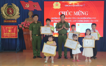 Đồng Phú trao thẻ căn cước cho trẻ em dưới 14 tuổi