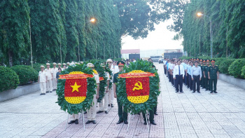 Bình Long tổ chức lễ viếng nghĩa trang liệt sĩ nhân ngày 27/7
