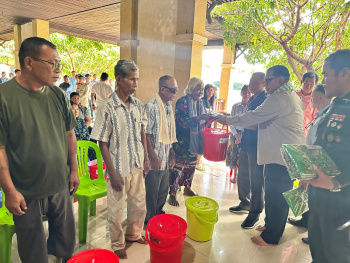 Thăm, tặng quà cho người dân có hoàn cảnh khó khăn tại tỉnh Stung Treng, Vương quốc Campuchia