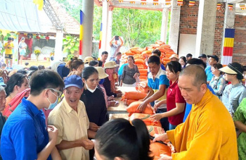 Bình Long: Khám bệnh, tặng quà cho người dân nhân dịp Đại lễ Vu Lan