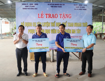 Trao tặng bộ tập thể dục thể thao ngoài trời cho Cơ sở cai nghiện ma túy tỉnh