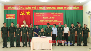 Ban tổ chức chương trình ‘Biên cương - Đêm hội trăng rằm’ thăm, tặng quà các đơn vị, cá nhân tiêu biểu