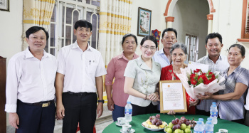 Lãnh đạo huyện Bù Đốp thăm, chúc thọ người cao tuổi