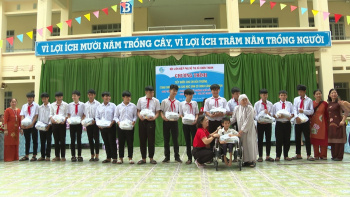 Tặng 500 phần quà cho học sinh có hoàn cảnh khó khăn