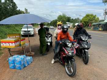 Cảnh sát giao thông tặng khăn, nước uống miễn phí cho người dân về quê nghỉ lễ