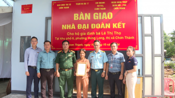 Bàn giao nhà đại đoàn kết tại Chơn Thành