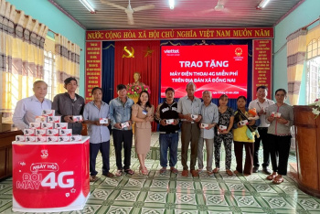 Chi nhánh Viettel Bù Đăng trao tặng 2.228 điện thoại 4G cho người dân