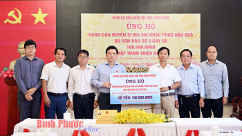 Đoàn đại biểu Quốc hội tỉnh trao ủng hộ nhân dân huyện Si Ma Cai