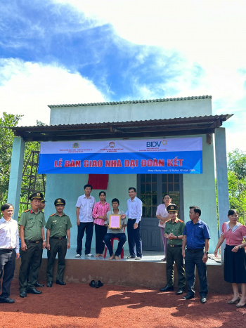 Bù Đốp: Trao nhà đại đoàn kết cho hộ nghèo, tặng học bổng cho học sinh khó khăn