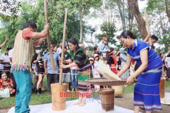 Đặc sắc lễ hội “Vang mãi tiếng chày trên sóc Bom Bo”