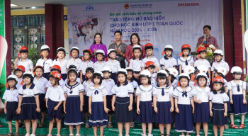 Bình Long tặng mũ bảo hiểm cho học sinh lớp 1