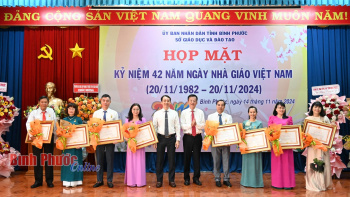 Họp mặt kỷ niệm 42 năm Ngày nhà giáo Việt Nam