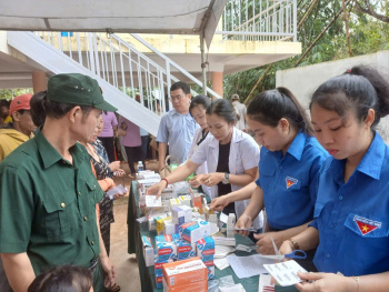 Hội Thầy thuốc trẻ tỉnh khám bệnh, tặng quà cho cựu chiến binh, người dân Hớn Quản