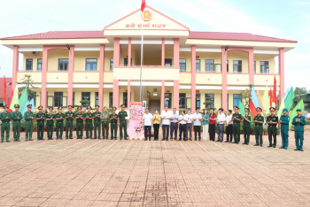 Lãnh đạo Bù Đốp thăm, chúc mừng lực lượng vũ trang huyện