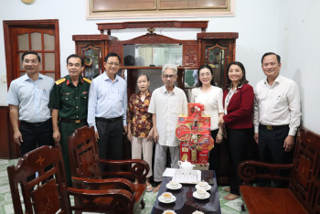 Lãnh đạo Đồng Xoài thăm, tặng quà cựu chiến binh, người có công với cách mạng