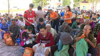 Trao quà Tết cho hội viên người mù