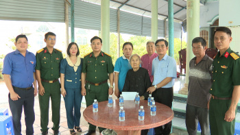 Chơn Thành thăm, tặng quà mẹ Việt Nam anh hùng