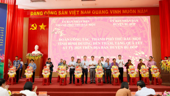 Lãnh đạo UBND thành phố Thủ Dầu Một thăm, tặng quà Tết cho người dân huyện Bù Đốp