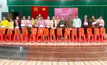 Trao tặng 50 phần quà cho hội viên phụ nữ khó khăn
