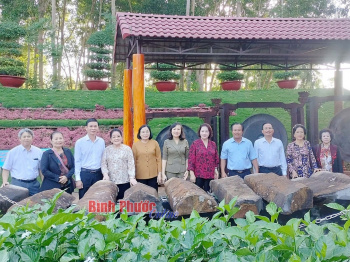 Nguyên Chủ tịch Quốc hội Nguyễn Thị Kim Ngân thăm Khu bảo tồn văn hóa dân tộc S’tiêng sóc Bom Bo