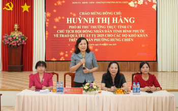 Phó Bí thư Thường trực Tỉnh ủy tặng quà tết cho người dân, công nhân có hoàn cảnh khó khăn 