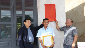 Hội Cựu CAND tỉnh trao nhà nghĩa tình đồng đội