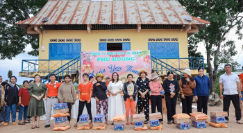 Tặng quà Tết cho 112 hộ dân xã Long Giang