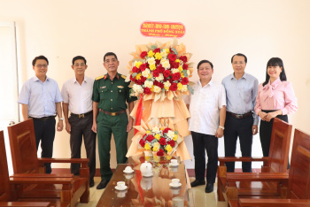 Lãnh đạo thành phố Đồng Xoài thăm, chúc mừng Bệnh viện Quân dân y 16