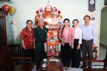 Bí thư Tỉnh ủy thăm, tặng quà cựu chiến binh tiêu biểu