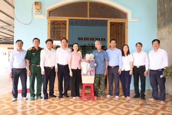 Đồng Xoài thăm, tặng quà các gia đình chính sách tiêu biểu