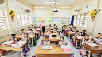 Đẩy mạnh phổ cập giáo dục, giáo dục bắt buộc, xóa mù chữ cho người lớn và phân luồng học sinh trong giáo dục phổ thông