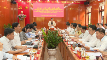 Chủ tịch UBND tỉnh Trần Tuệ Hiền làm việc với Ban Thường vụ Thị ủy Chơn Thành