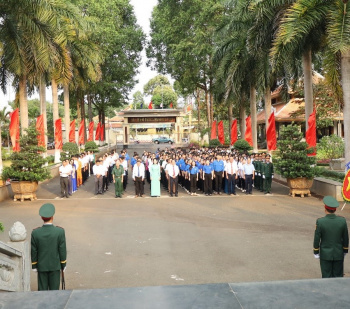 Phước Long viếng Nghĩa trang liệt sĩ nhân kỷ niệm 50 năm Ngày giải phóng tỉnh