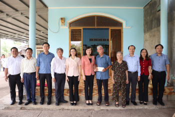 Lãnh đạo tỉnh thăm, trao quà của Chủ tịch nước cho anh hùng lực lượng vũ trang Dương Đức Thùng