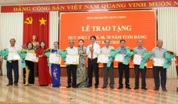 Bình Long trao tặng huy hiệu đảng cho các đảng viên cao tuổi đảng