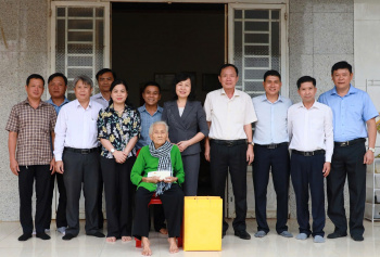 Trao quà của Chủ tịch nước cho các mẹ Việt Nam anh hùng