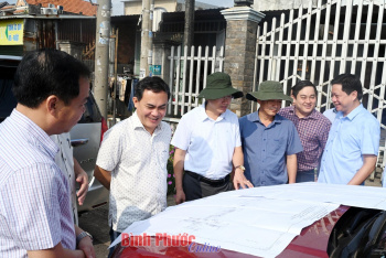 Phó Chủ tịch UBND tỉnh Lê Trường Sơn làm việc với Thành ủy Đồng Xoài