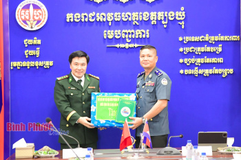 Bộ đội Biên phòng Bình Phước chúc tết lực lượng vũ trang Tbong Khmum