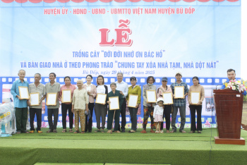 Bù Đốp bàn giao nhà cho các hộ nghèo, cận nghèo