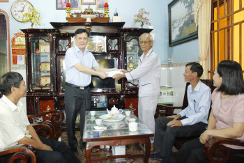 Bù Đốp thăm, tặng quà các đảng viên cao tuổi đảng