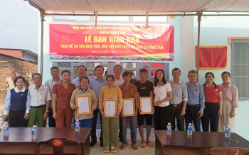 Đồng Phú bàn giao 05 căn nhà thuộc chương trình xóa nhà tạm, nhà dột nát