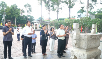 Nguyên Ủy viên Bộ Chính trị Phạm Quang Nghị dâng hương tại Mộ 3.000 người