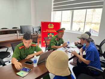 Tuyên truyền, hướng dẫn công nhân, người lao động tích hợp giấy tờ trên VNeID