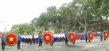 Chơn Thành tổ chức viếng Đài tưởng niệm các anh hùng liệt sĩ thị xã