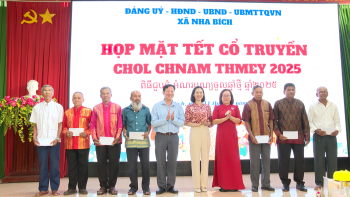 Lãnh đạo thị xã Chơn Thành thăm, chúc tết Chôl Chnăm Thmây