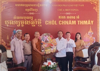 Đồng Phú thăm, tặng quà chùa Sirivansa nhân dịp Tết Chôl Chnăm Thmây