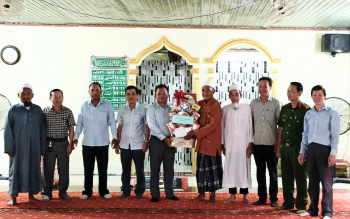 Đồng Phú: Thăm, chúc mừng Thánh đường Hồi giáo nhân tháng Ramadan