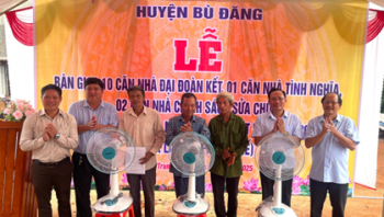 Bù Đăng bàn giao 72 căn nhà trong Chương trình xoá nhà tạm, nhà dột nát