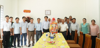 Bình Long thăm, tặng quà các cơ sở tôn giáo nhân Lễ Phục sinh