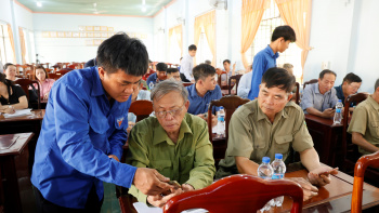 Bù Đốp hướng dẫn người dân tích hợp giấy tờ trên VNeID